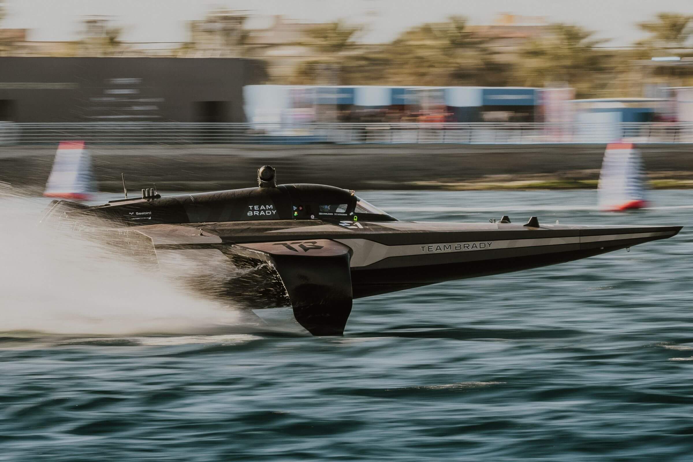 Serienstart im Video: Team von Tom Brady gewinnt Powerboat-Debüt der E1 Series in Jeddah